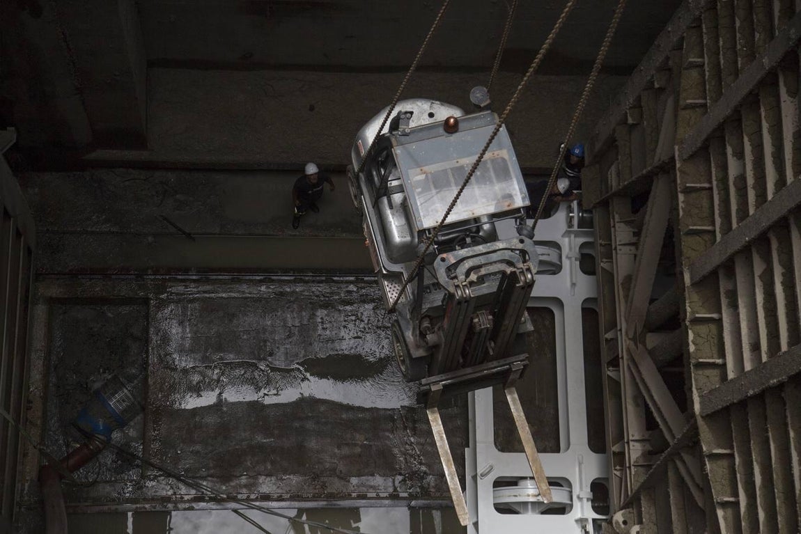 En las tripas de la gran esclusa del Guadalquivir