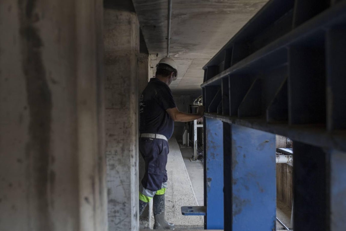 En las tripas de la gran esclusa del Guadalquivir