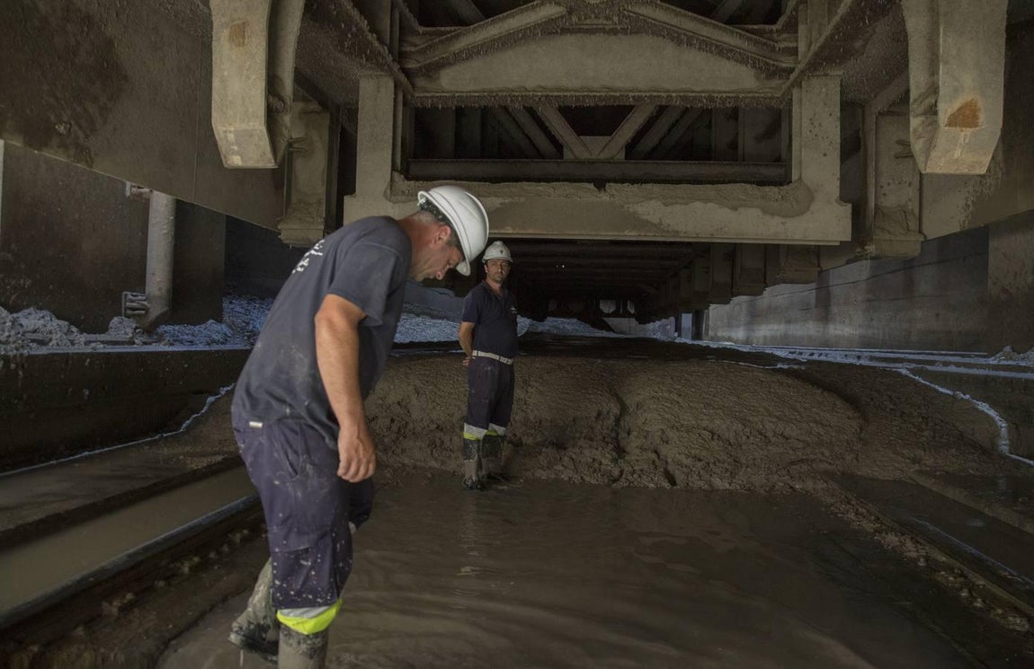 En las tripas de la gran esclusa del Guadalquivir