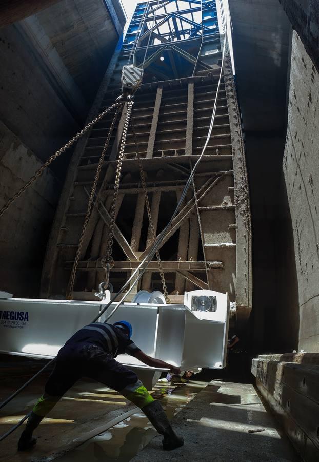 En las tripas de la gran esclusa del Guadalquivir