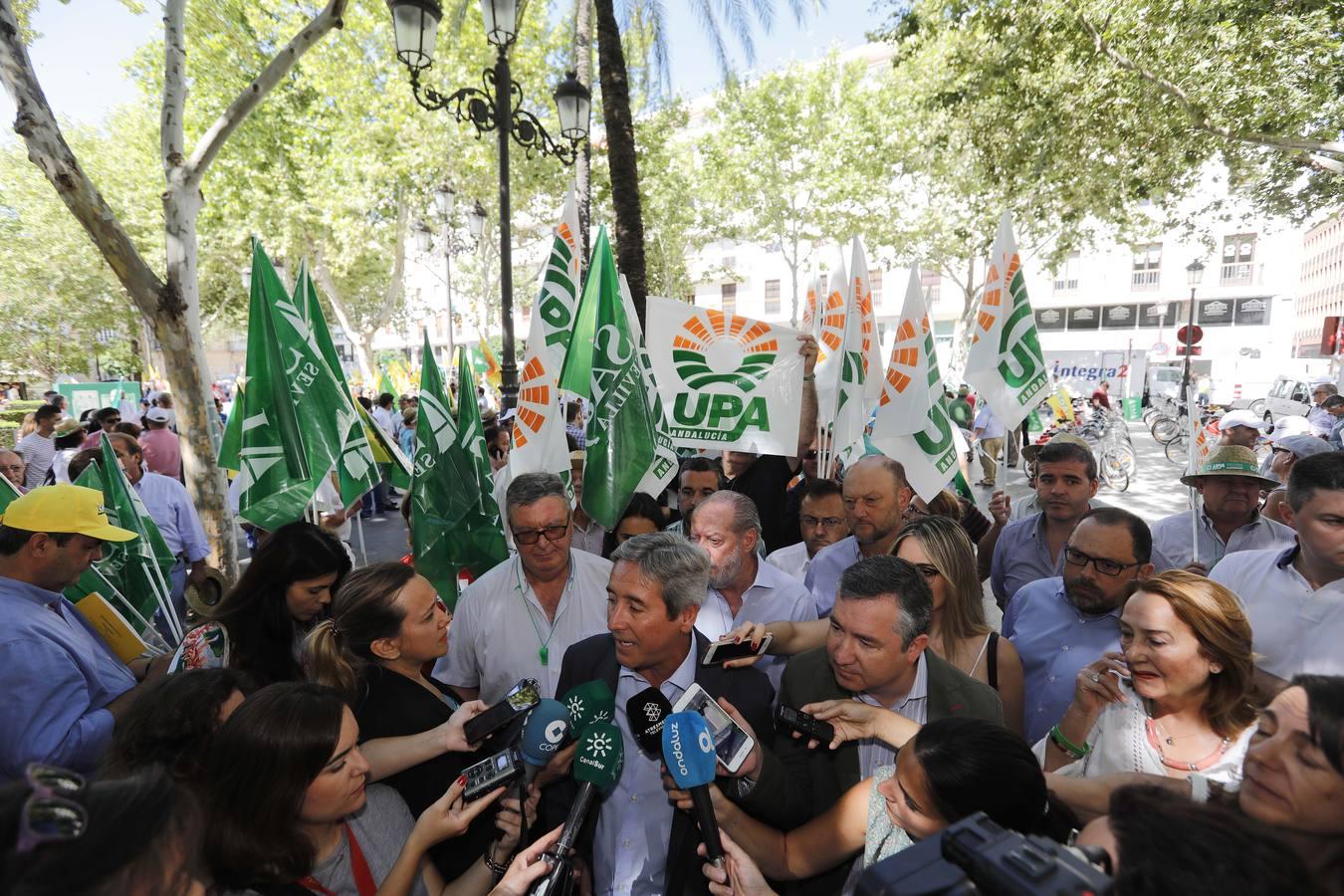 Protesta de agricultores en el consulado americano de Sevilla