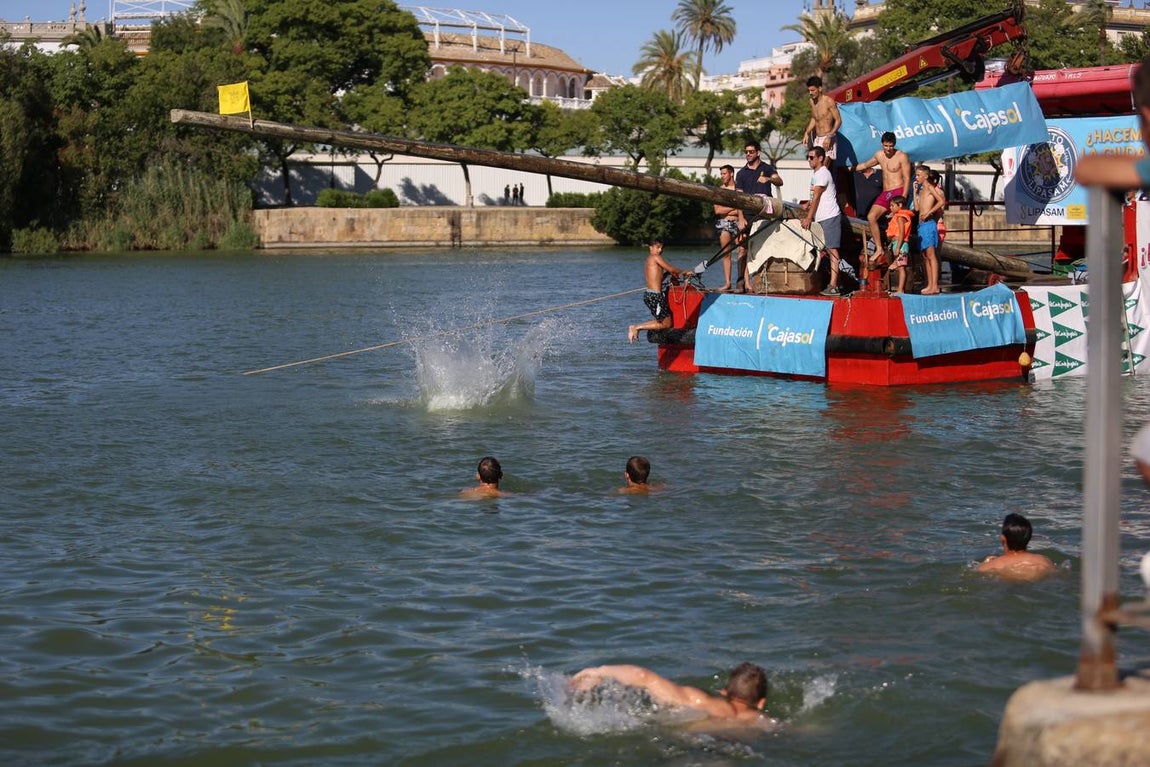 La tradicional cucaña de la Velá de Triana, en imágenes