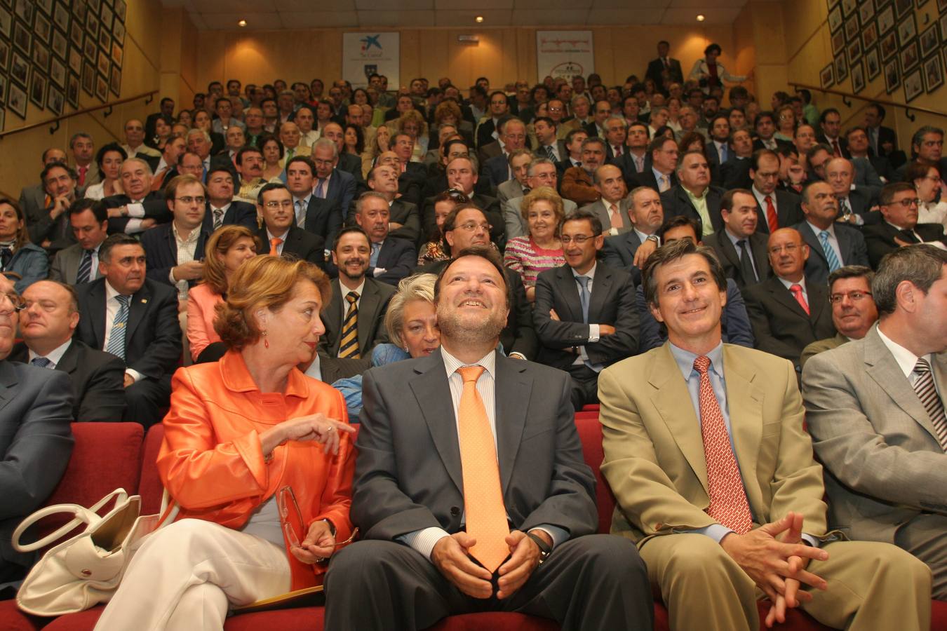 El alcalde de Sevilla, Alfredo Sánchez Monteseirín, en la imagen flanqueado por la diputada del PSOE Carmen Hermosín y Juan Ignacio González-Barba, presidente de la Fundación Antares Foro, dio ayer una conferencia en el Club Antares con el título Sevilla por delante». Año 2008