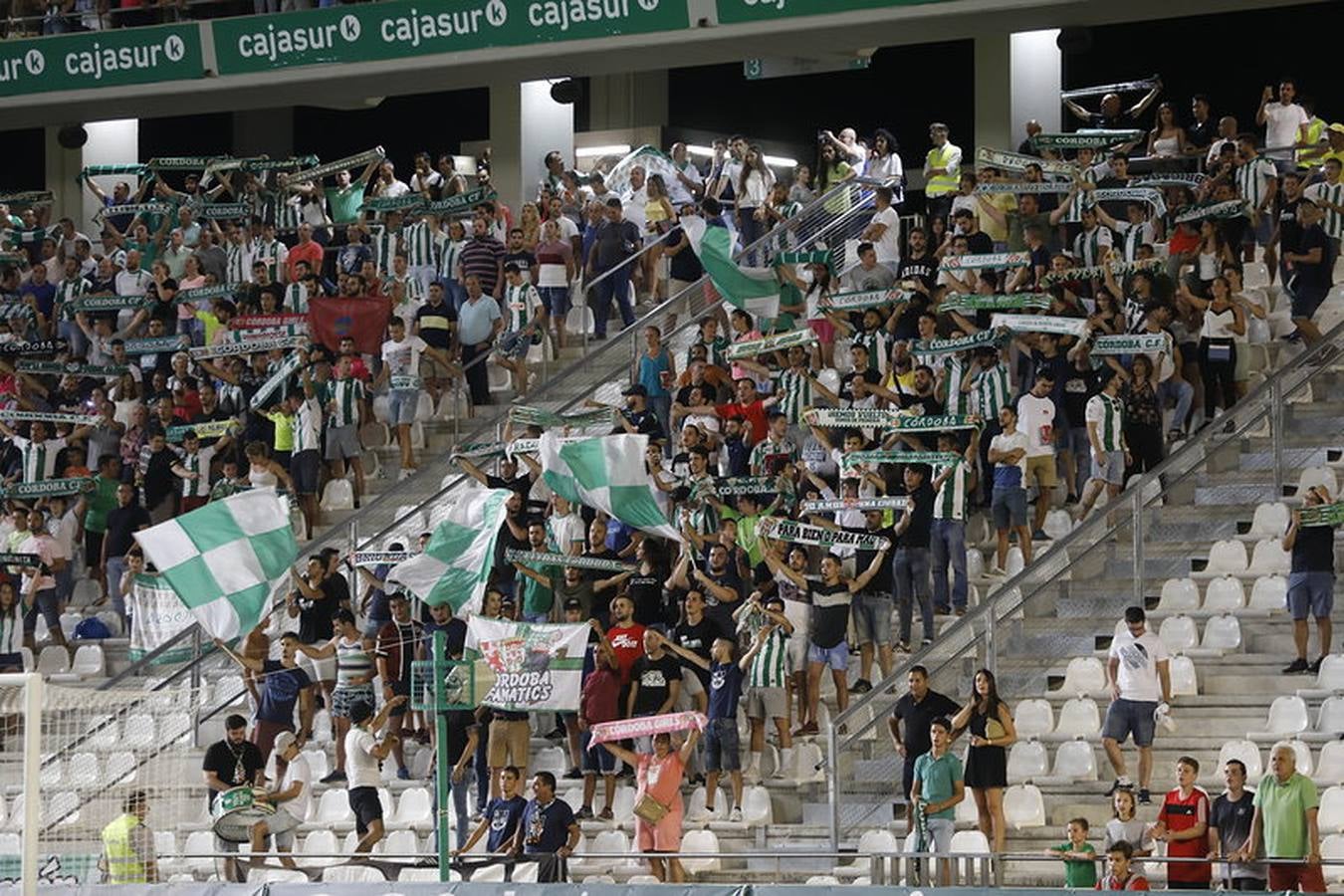 En imágenes, el ambiente en la grada del Córdoba-Numancia