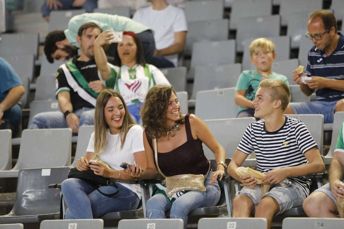 El ambiente de las gradas del Córdoba-Oviedo