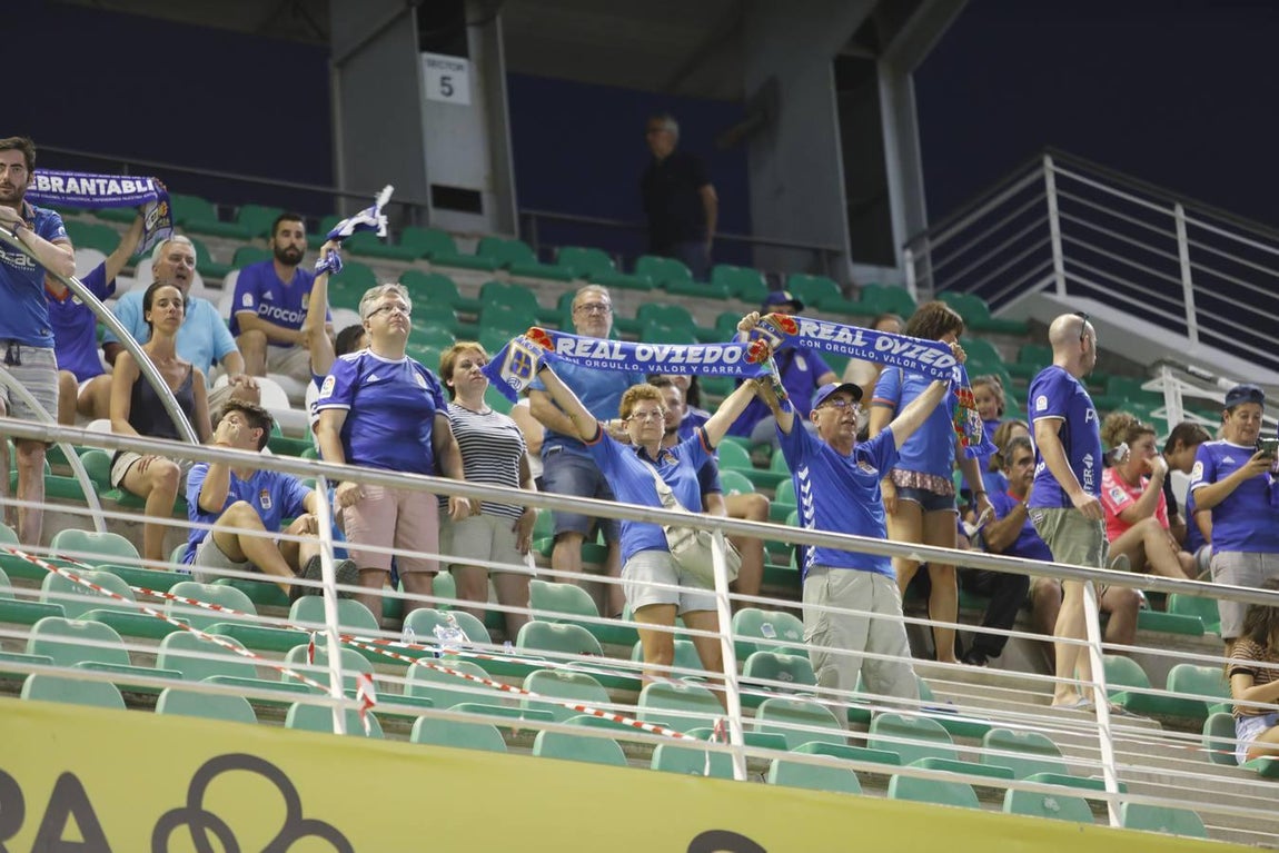 El ambiente de las gradas del Córdoba-Oviedo