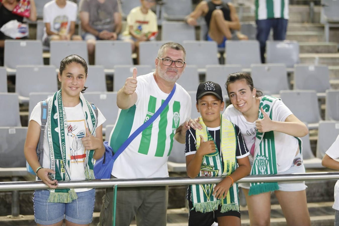 El ambiente de las gradas del Córdoba-Oviedo
