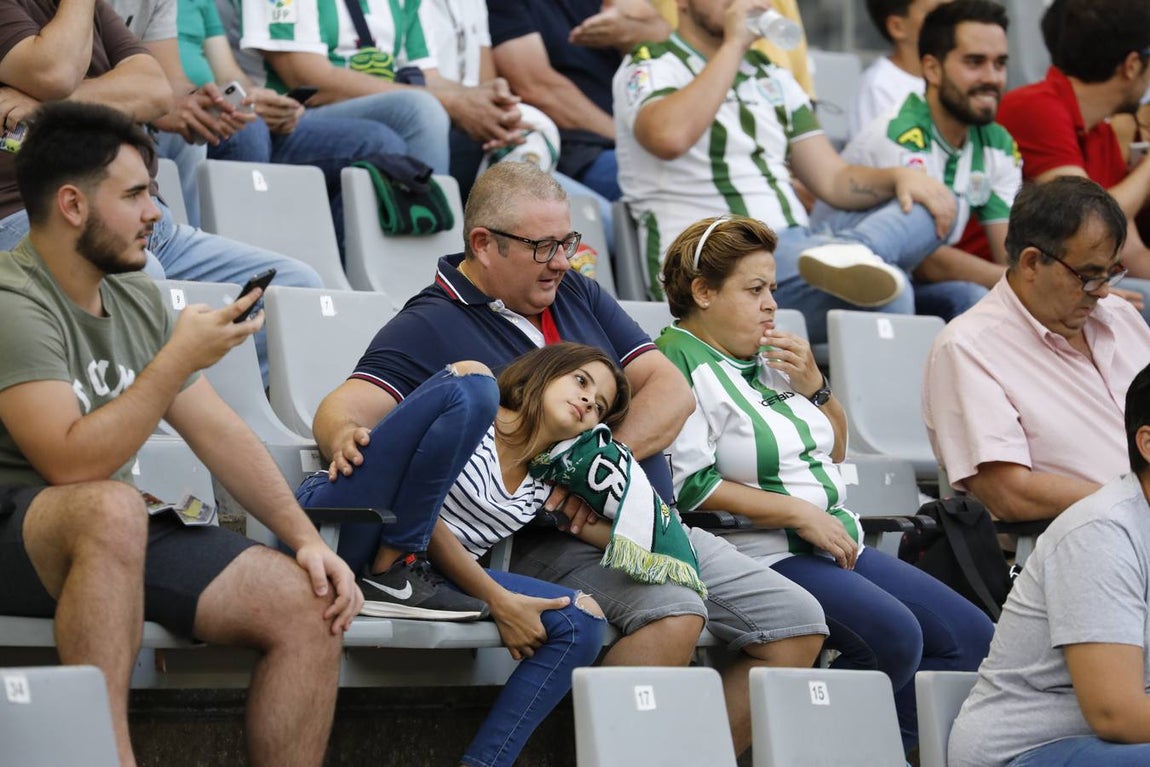 La grada de Córdoba-Alcorcón, en imágenes