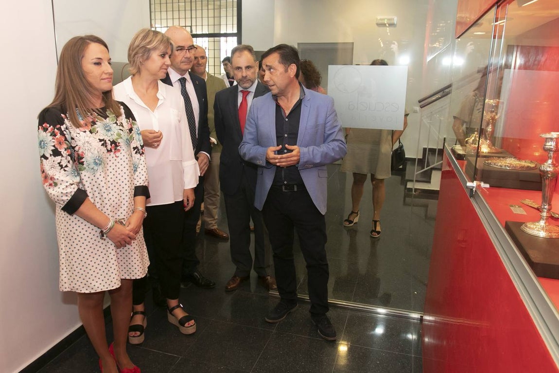 La visita de Rosa Tous a la Escuela de Joyería de Córdoba, en imágenes