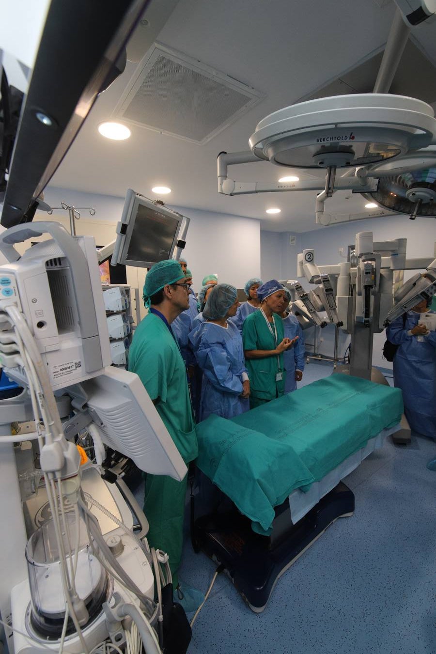 El nuevo robot Da Vinci para intervenciones quirúrgicas, en imágenes