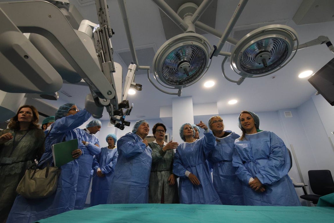 El nuevo robot Da Vinci para intervenciones quirúrgicas, en imágenes