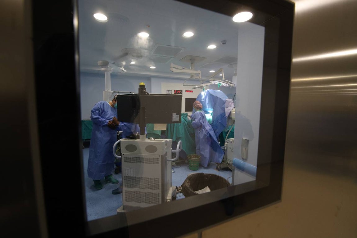 El nuevo robot Da Vinci para intervenciones quirúrgicas, en imágenes