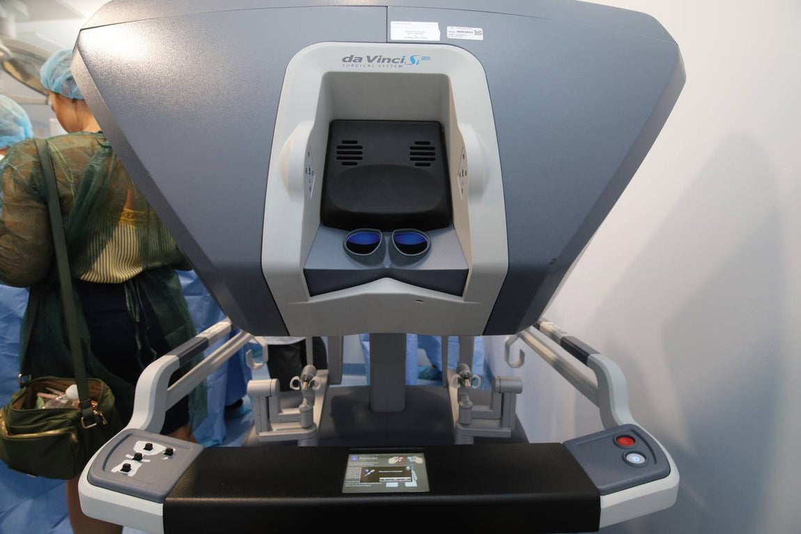 El nuevo robot Da Vinci para intervenciones quirúrgicas, en imágenes