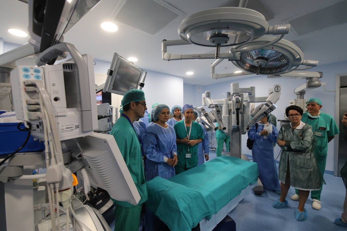 El nuevo robot Da Vinci para intervenciones quirúrgicas, en imágenes