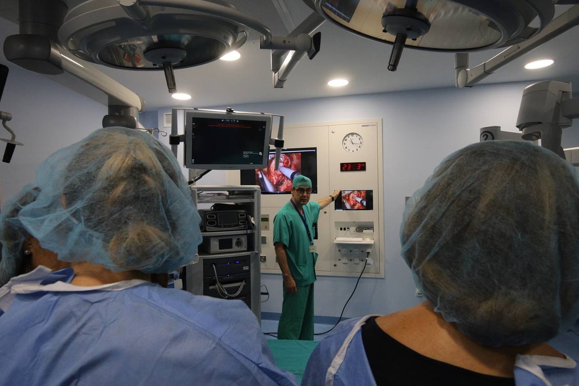 El nuevo robot Da Vinci para intervenciones quirúrgicas, en imágenes