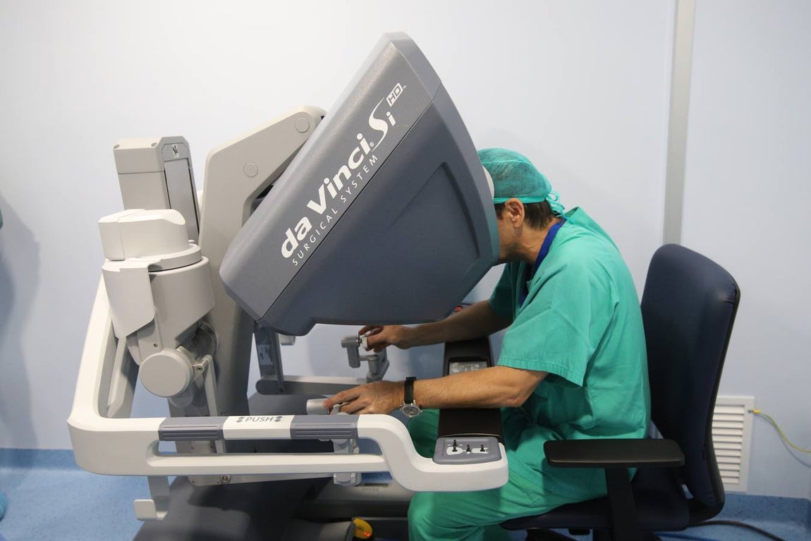 El nuevo robot Da Vinci para intervenciones quirúrgicas, en imágenes