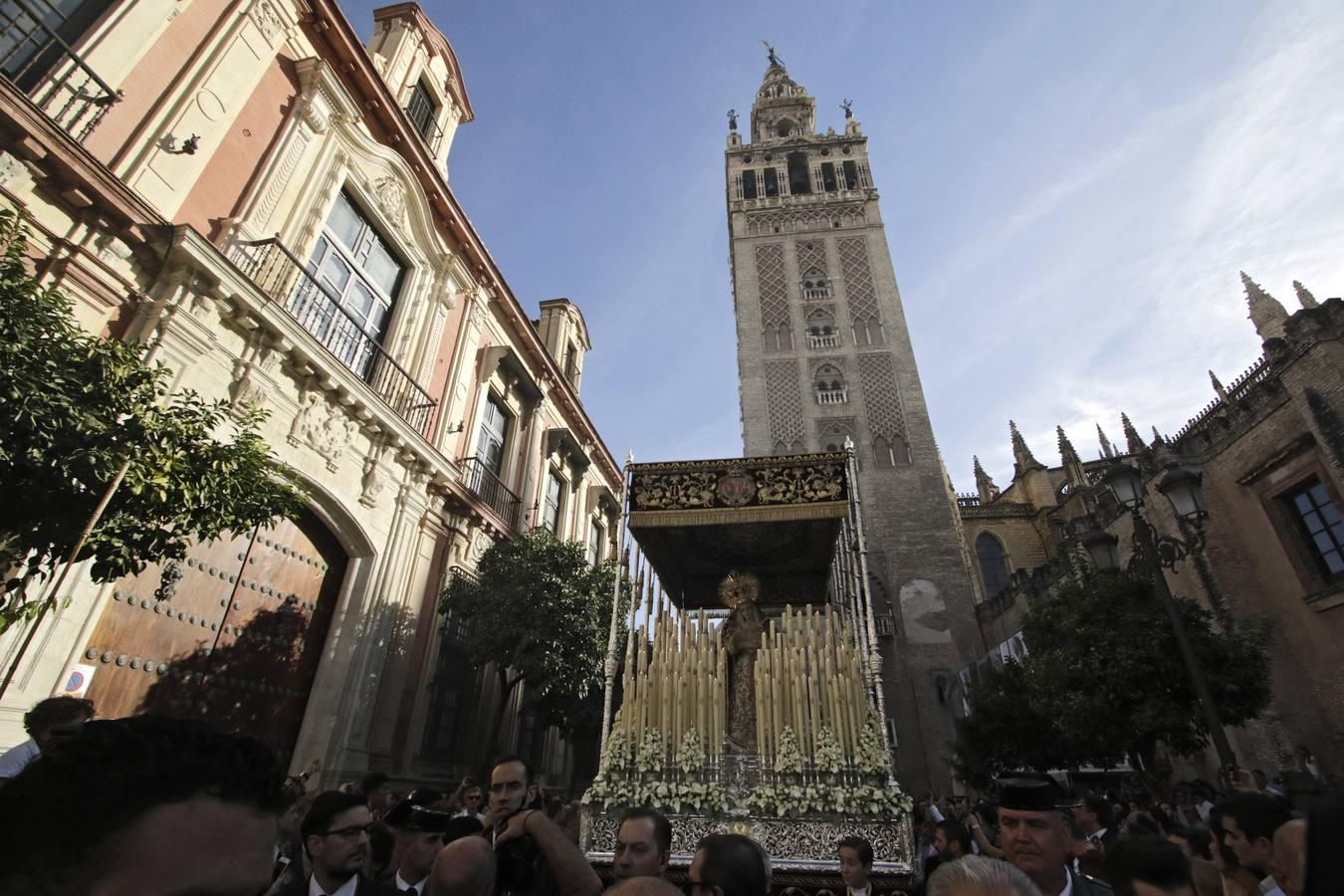 La Virgen de la Victoria regresa a su capilla tras ser coronada