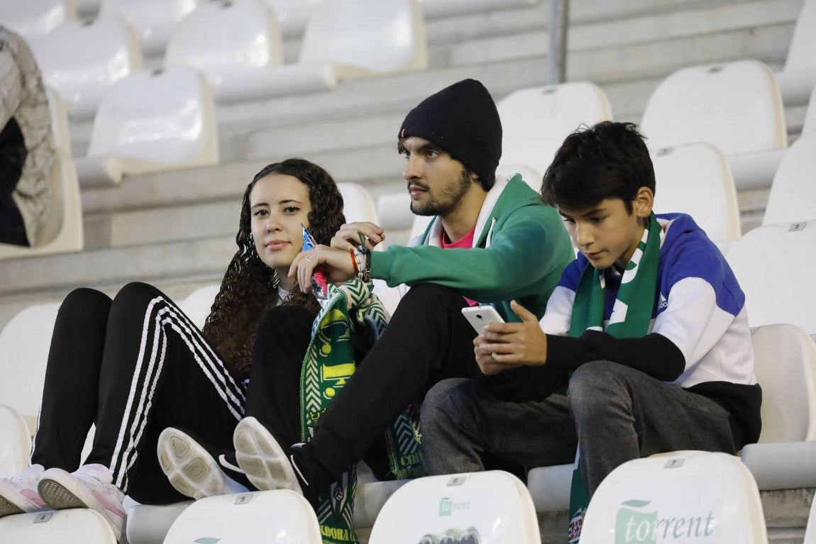 La grada del Córdoba-Deportivo, en imágenes