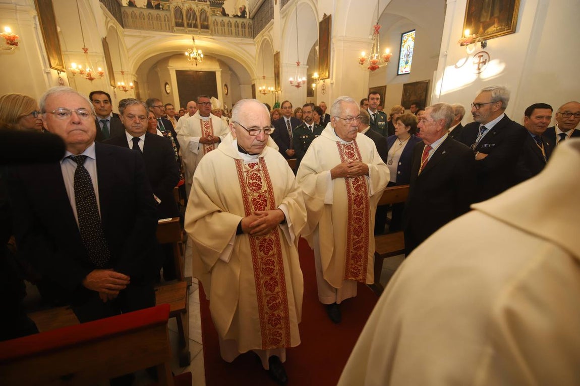 La misa del obispo de Córdoba ante San Rafael, en imágenes