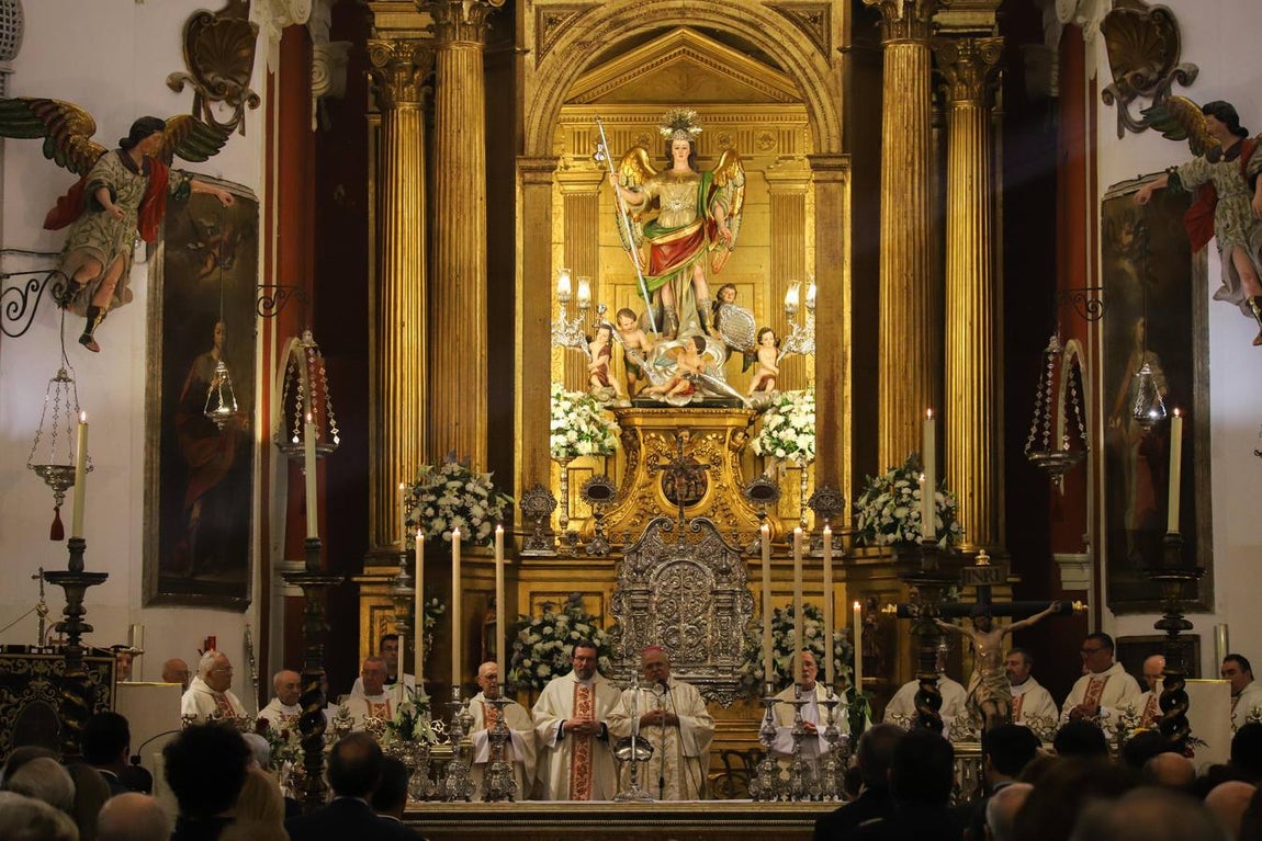 La misa del obispo de Córdoba ante San Rafael, en imágenes