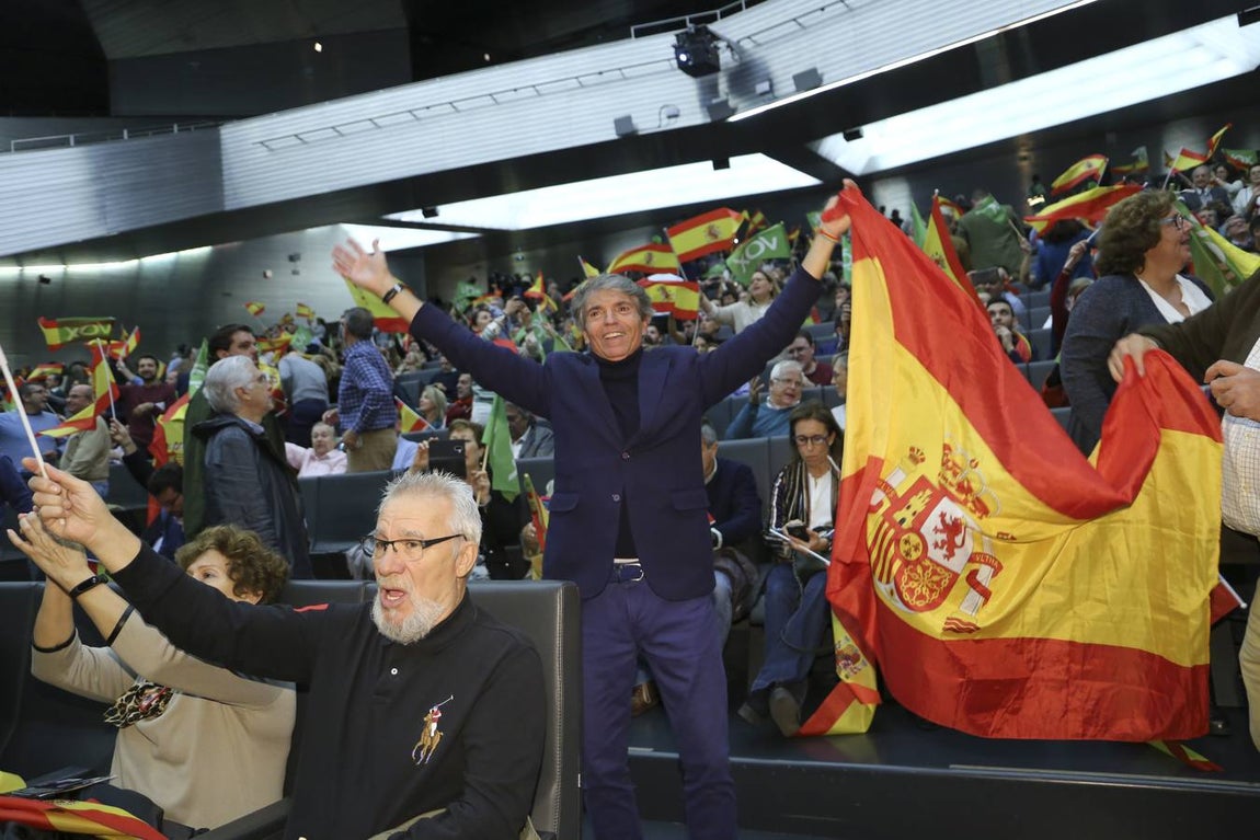 VOX reúne a casi 3.000 sevillanos en su mitin de Fibes