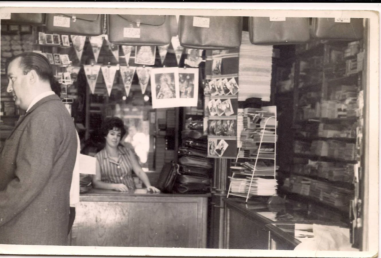 Principios de 1960. María del Carmen Campoy, esposa de Manuel Ferrer González, uno de los titulares de la tienda en los años 60