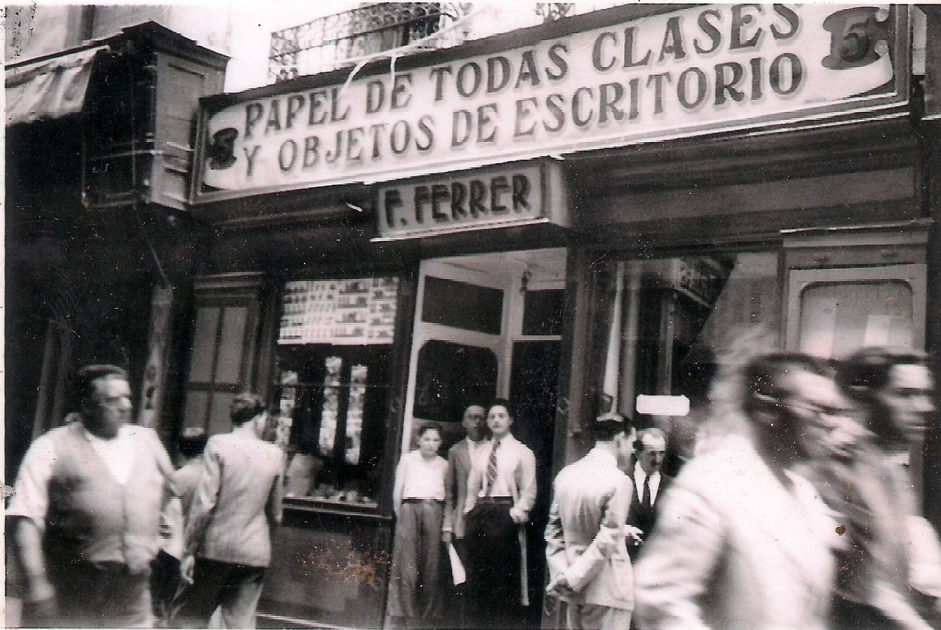 Principios de 1930. Luis Martínez Ferrer, con el batín, y detrás su cuñado, José Huertas