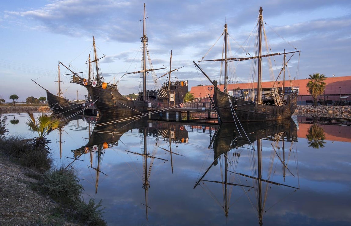 Muelle de Las Carabelas con réplicas de la Pinta, la Niña y la Santa María