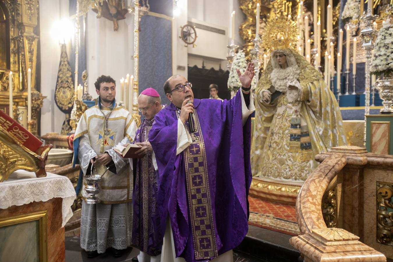 La bendición de la nueva bambalina de la Virgen de la Trinidad de Córdoba, en imágenes