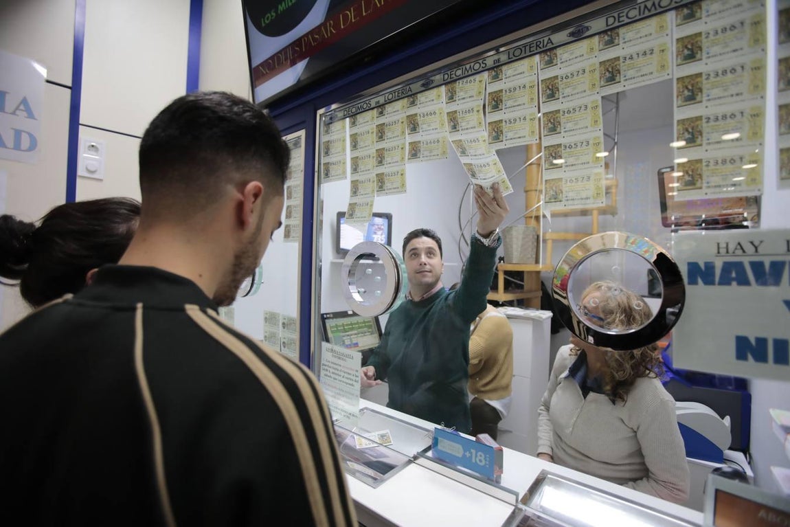 Colas para comprar lotería en Sevilla hasta el último momento
