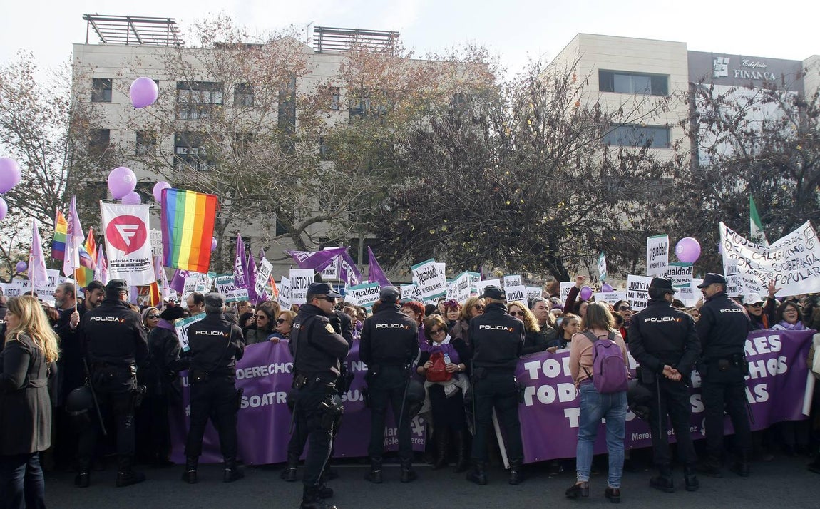Protestas feministas frente al Parlamento andaluz