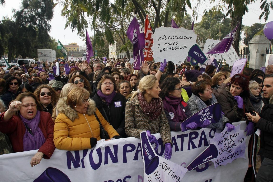 Protestas feministas frente al Parlamento andaluz