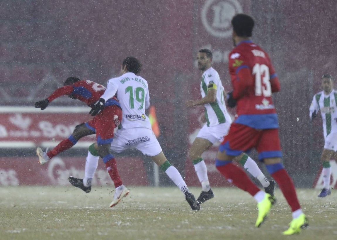 Las mejores imágenes del Numancia-Córdoba en plena nevada