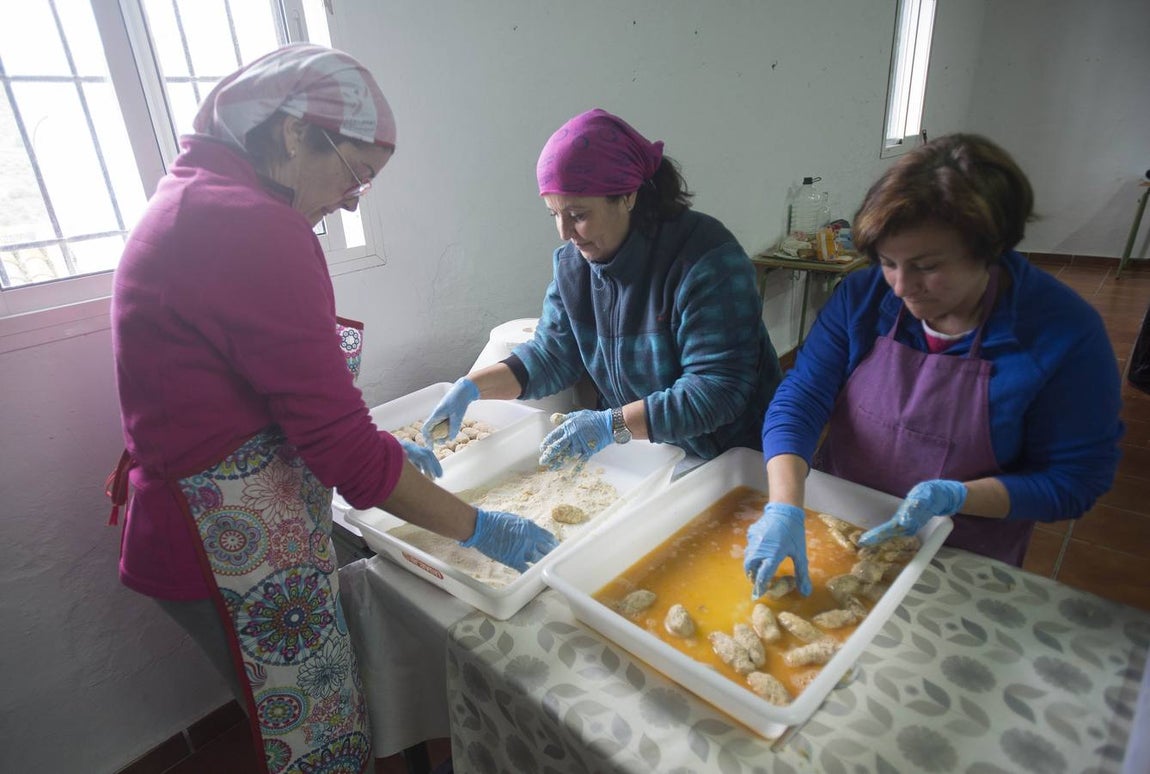 Vecinas de Totalán haciendo de comer para el dispositivo de rescate
