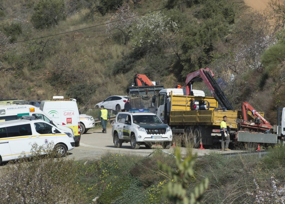 La dificultad del terreno inicia un amplio despliegue humano