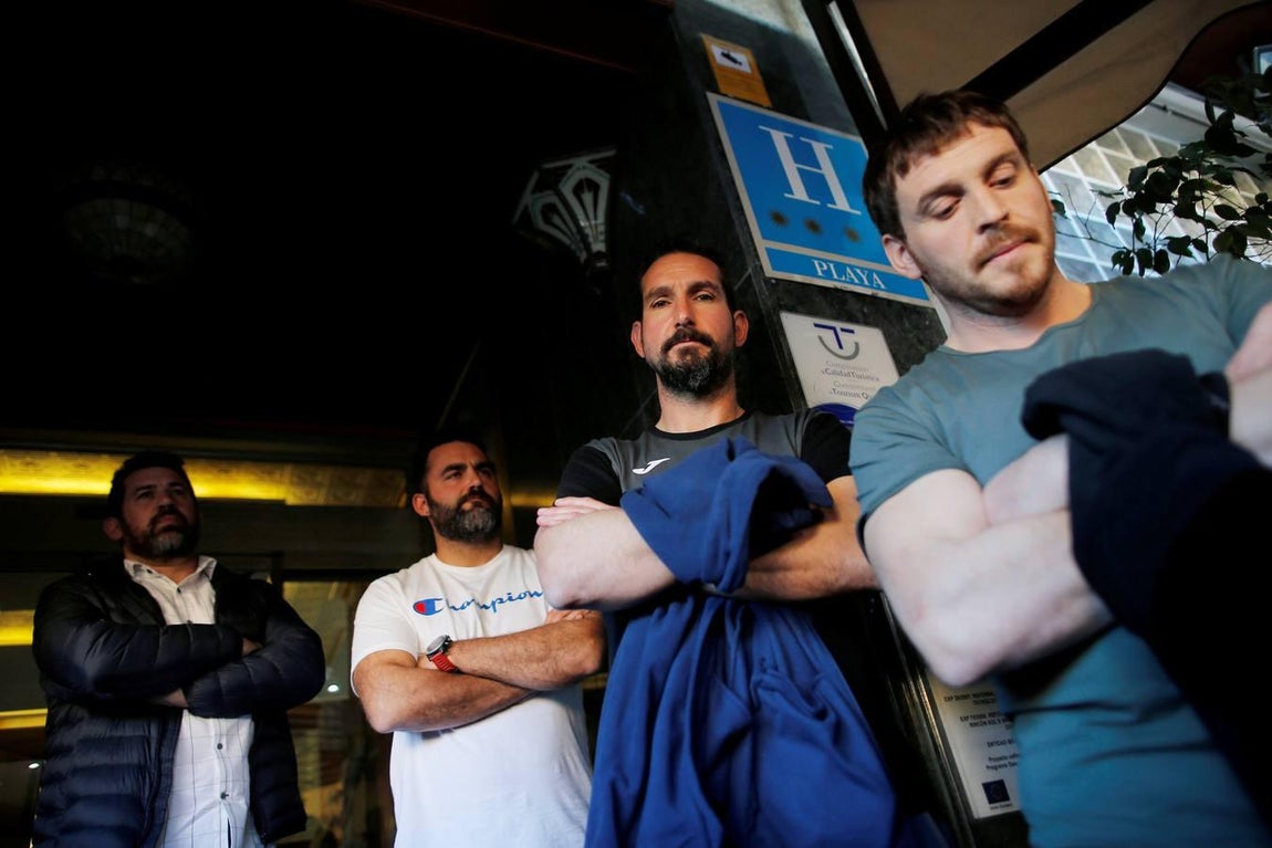 En imágenes: tristeza y desolación en el tanatorio de la barriada malagueña de El Palo