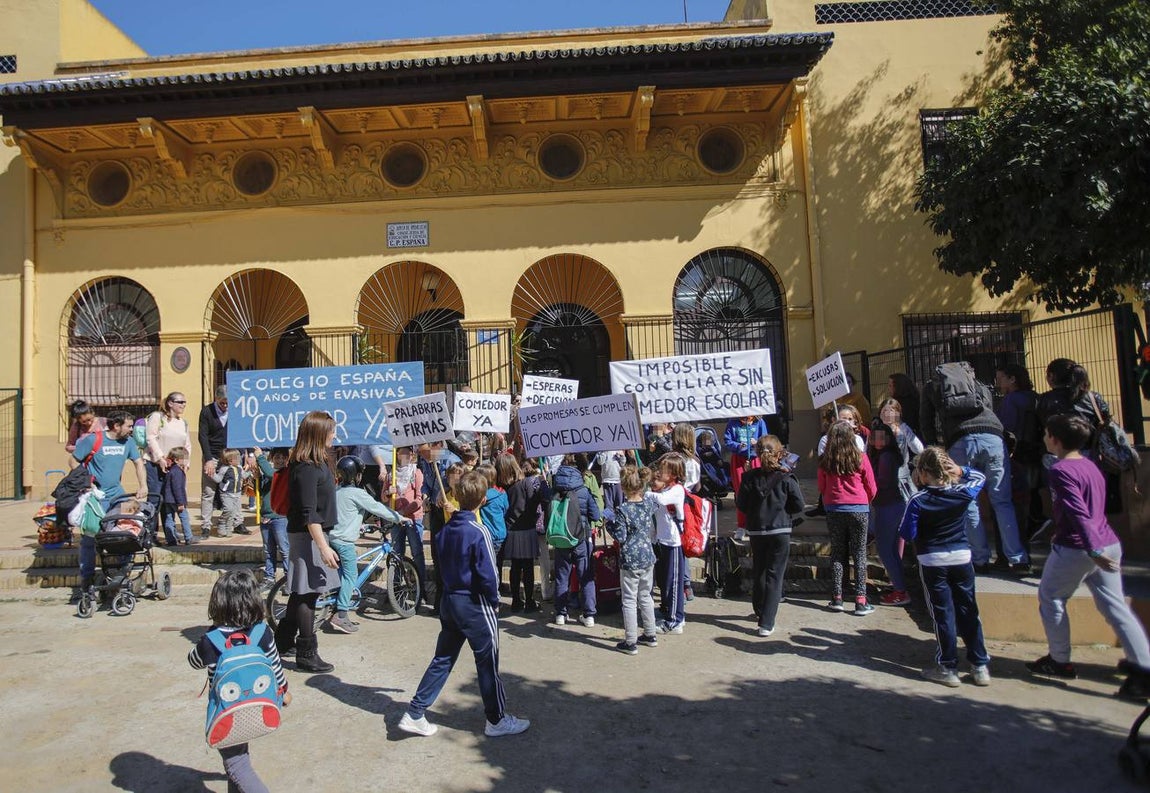 Concentración de protesta pidiendo un comedor en el colegio España