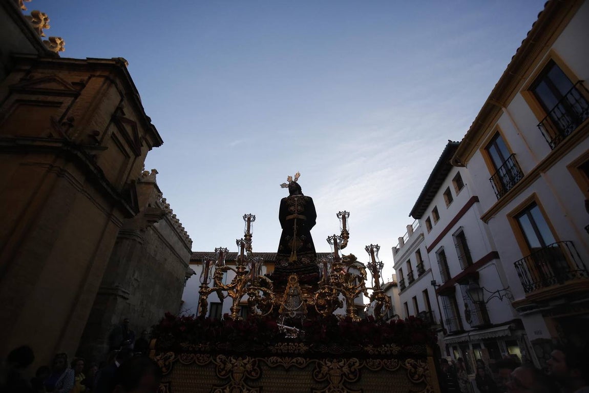 El Vía Crucis de las cofradías de Córdoba con el Señor del Perdón, en imágenes