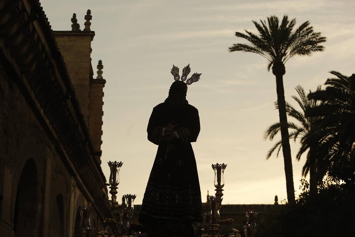 El Vía Crucis de las cofradías de Córdoba con el Señor del Perdón, en imágenes