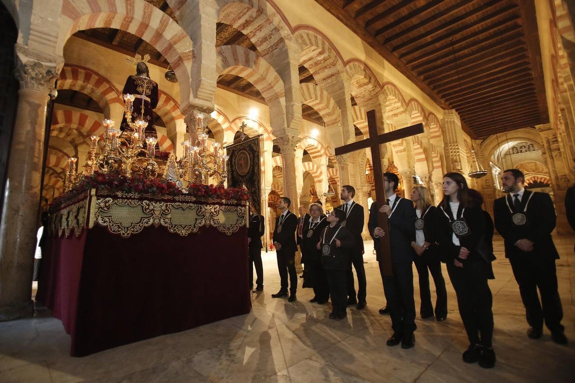 El Vía Crucis de las cofradías de Córdoba con el Señor del Perdón, en imágenes