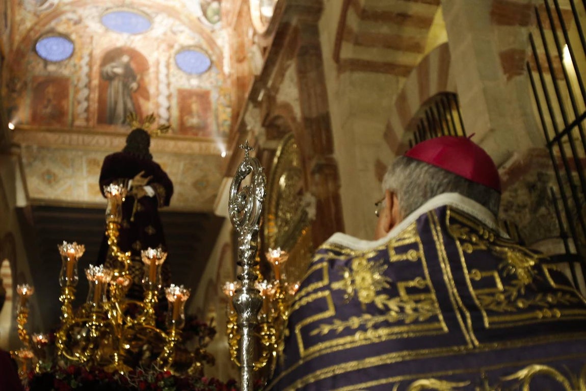 El Vía Crucis de las cofradías de Córdoba con el Señor del Perdón, en imágenes