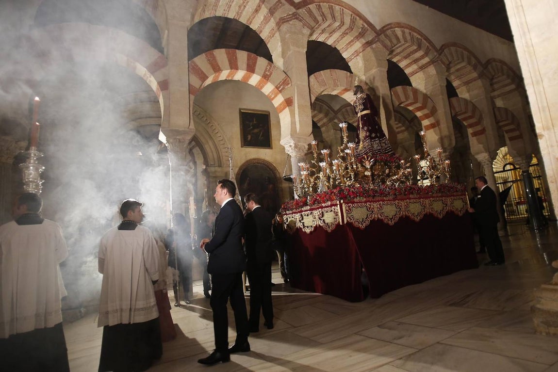 El Vía Crucis de las cofradías de Córdoba con el Señor del Perdón, en imágenes