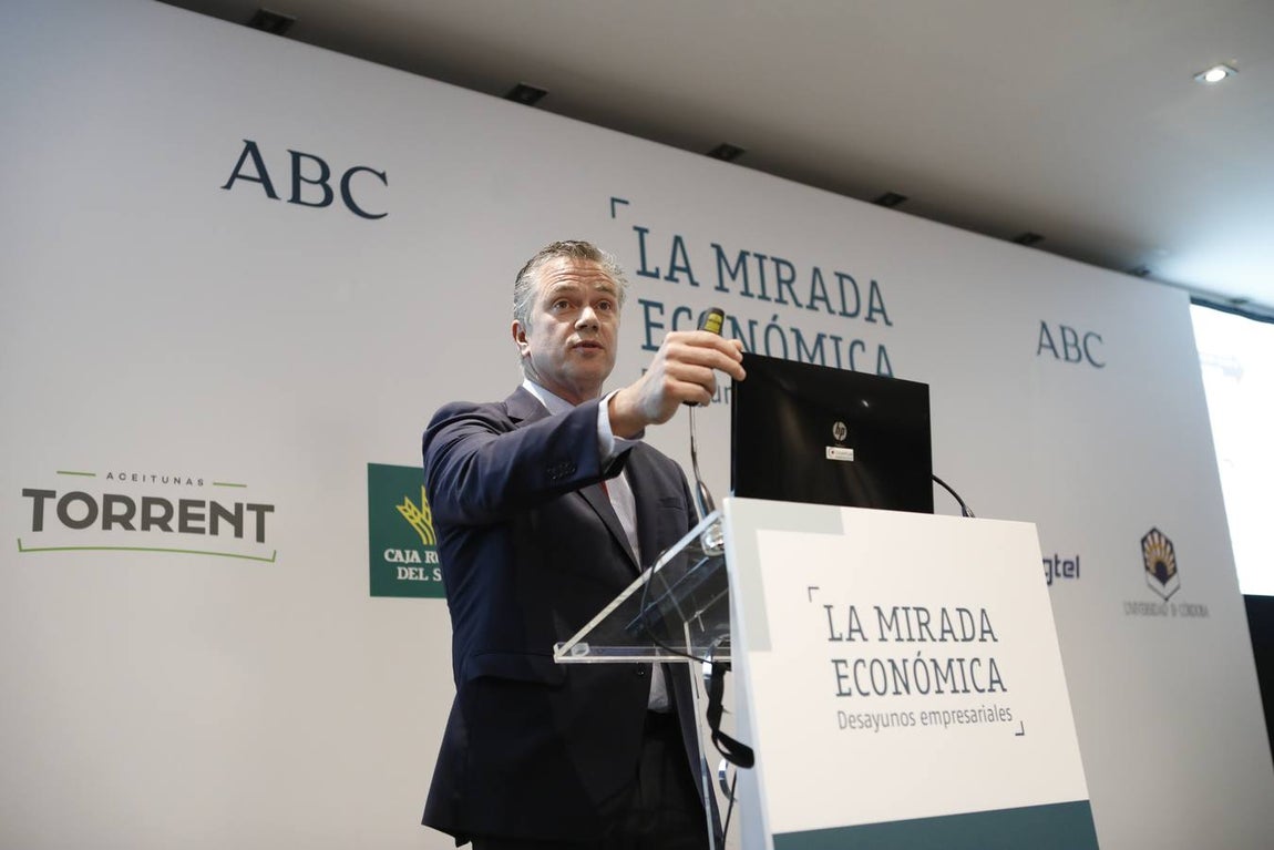 La charla del presidente de Abbott Laboratories España en Córdoba, en imágenes