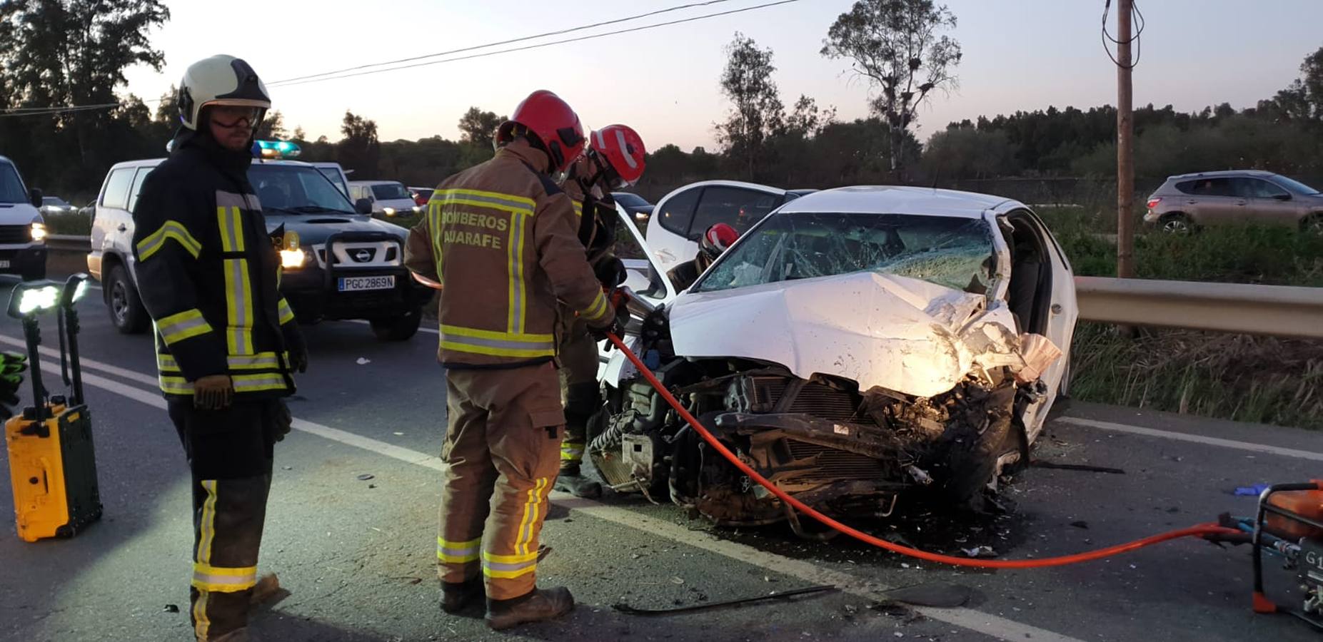 Aparatoso choque frontal entre tres turismos en la localidad sevillana de La Puebla del Río