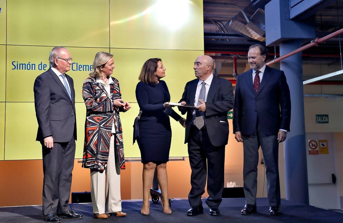 El premiado, Francisco Morales, recibiendo el premio de manos de la consejera de Agricultura