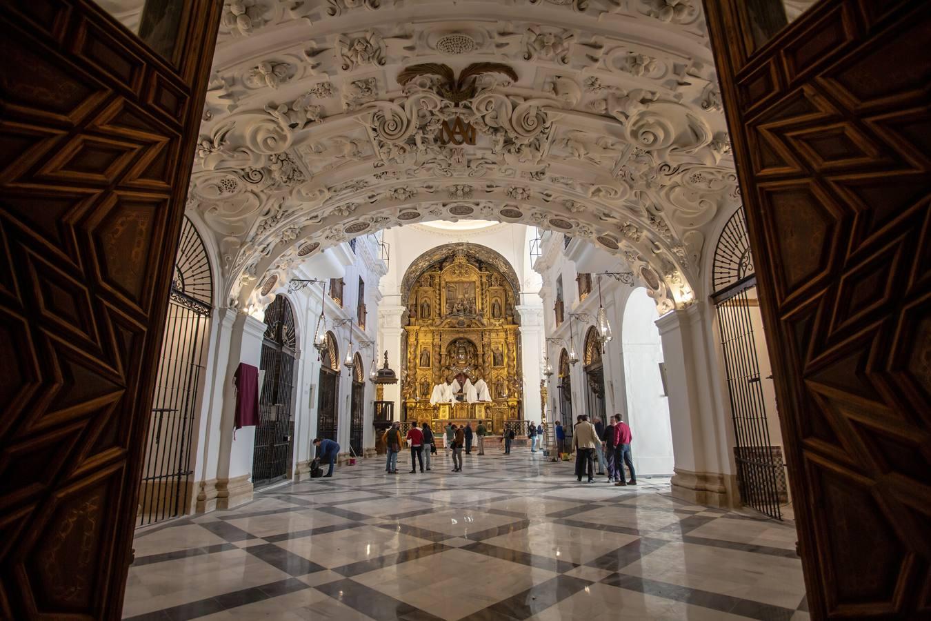 Fotogalería: La Iglesia de Los Terceros recupera su luz
