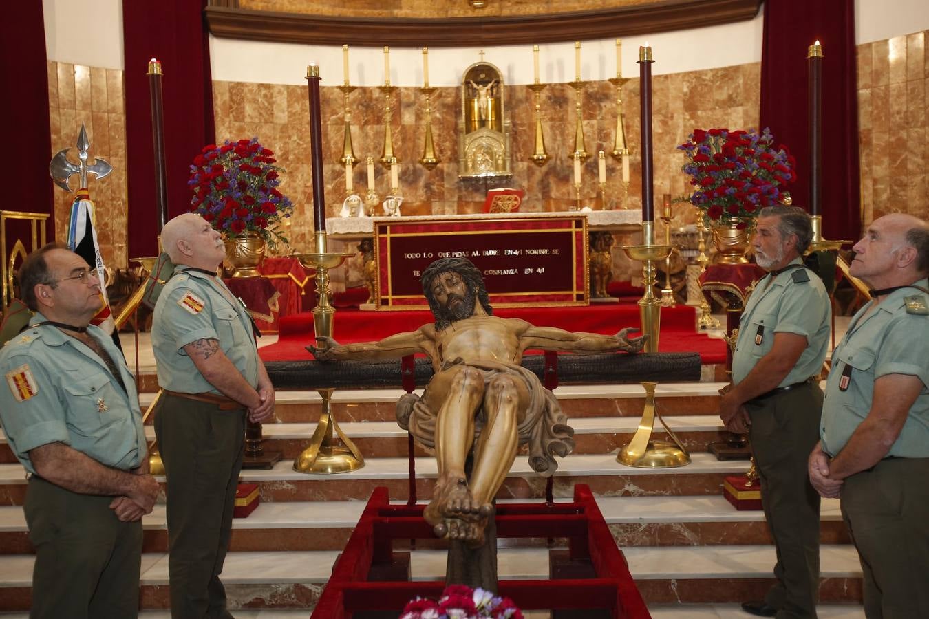 El vía crucis del Cristo de la Confianza de Córdoba, en imágenes