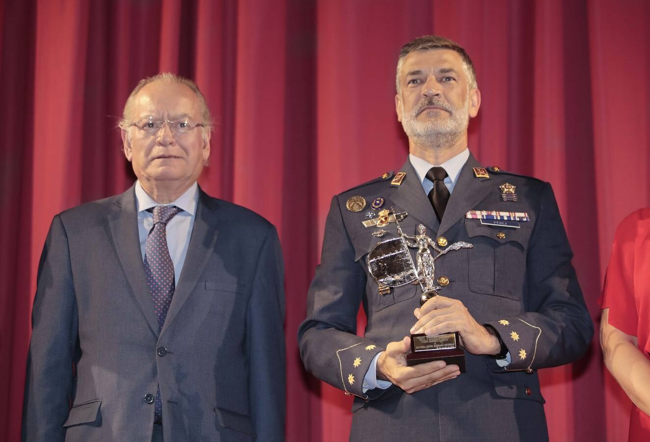 El director de ABC de Sevilla, Álvaro Ybarra, junto al coronel jefe de la Base Aérea de Morón, Carlos Pérez Martínez, que recogió el Premio Valor de Excelencia concedido al ALA 11