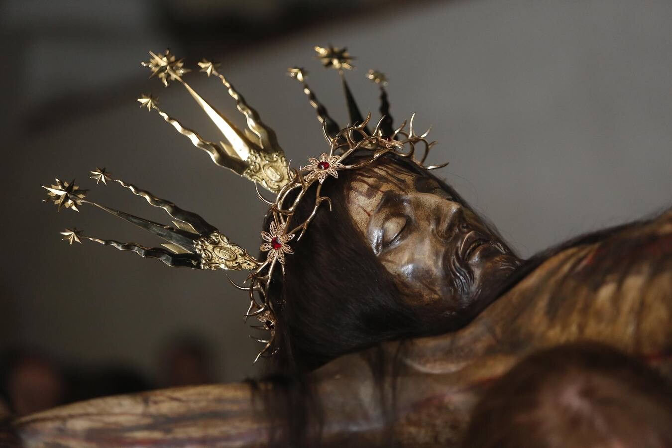 Los vía crucis del Viernes de Dolores, en imágenes
