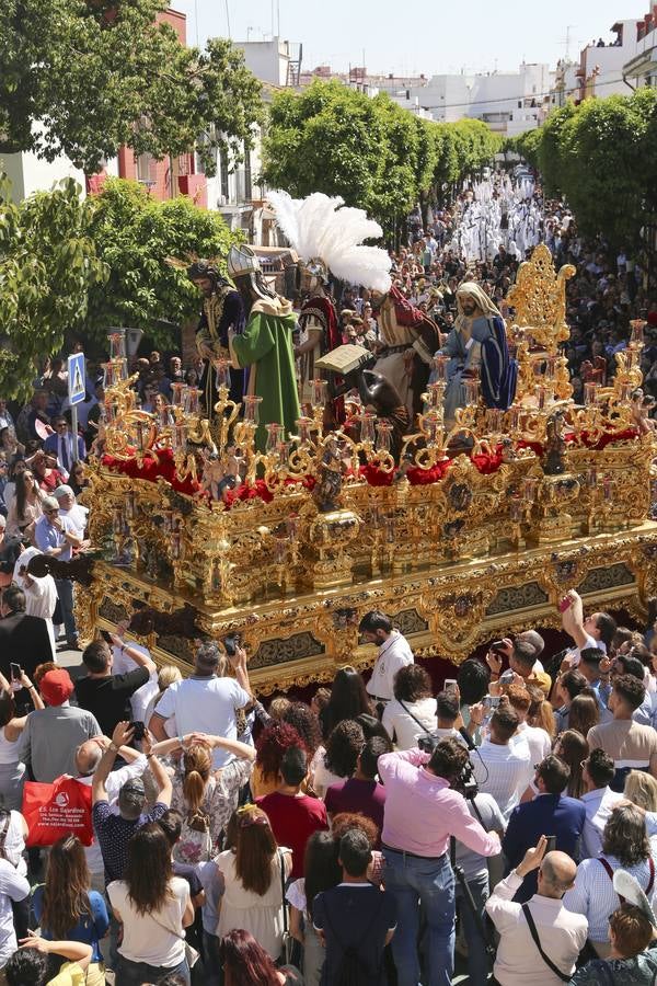 En imágenes, Triana acompaña a San Gonzalo este Lunes Santo
